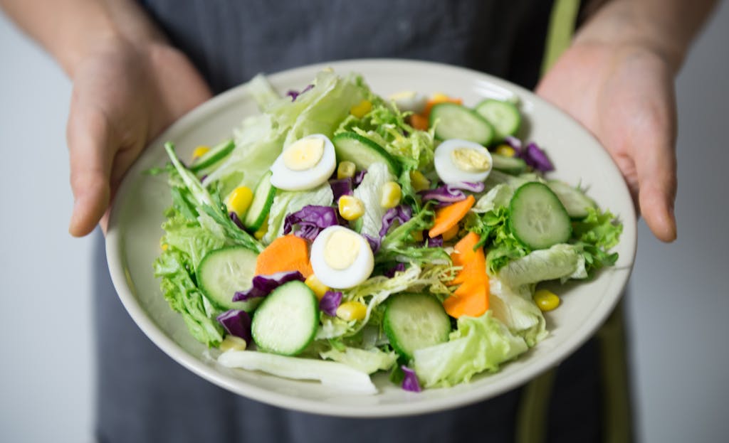 Bowl de salade tomate oeuf concombre du Kitchen Garden