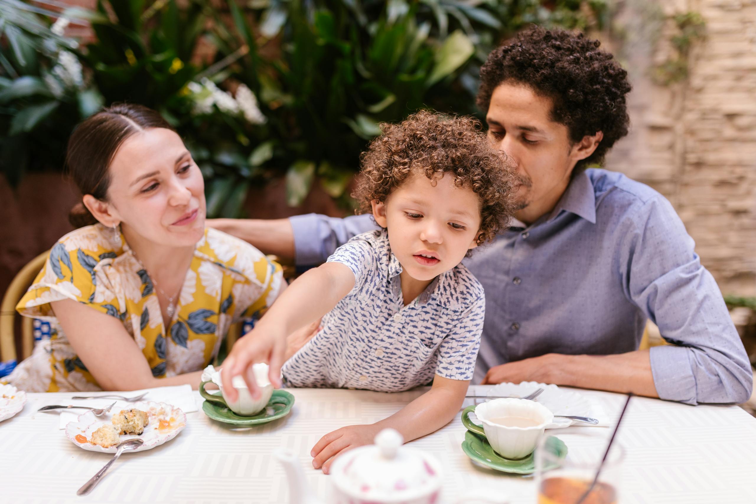 Famille mangeant dans un restaurant kids friendly à Bordeaux