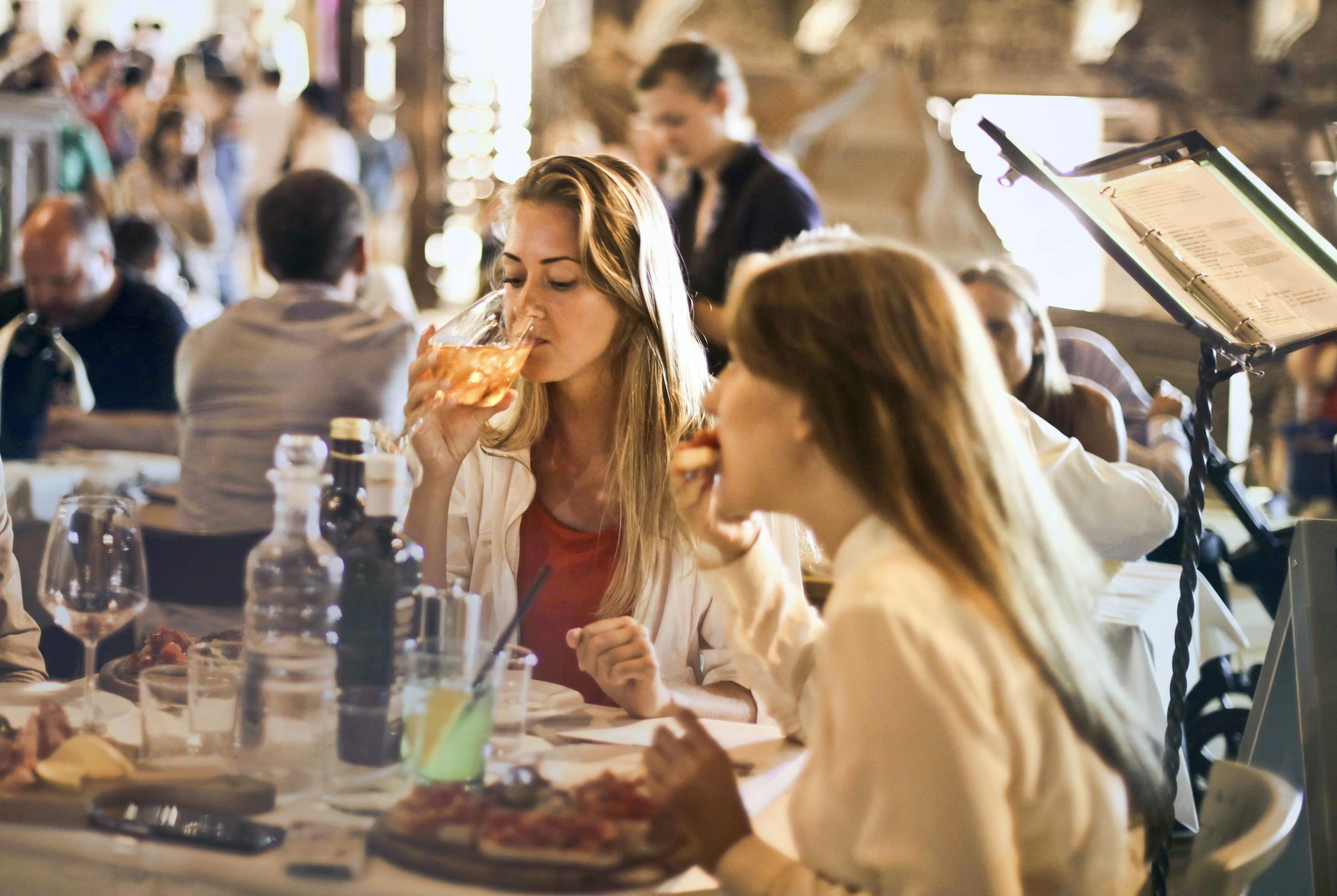 Woman Drinking Wine dans un restaurants bons et pas chers à Bordeaux