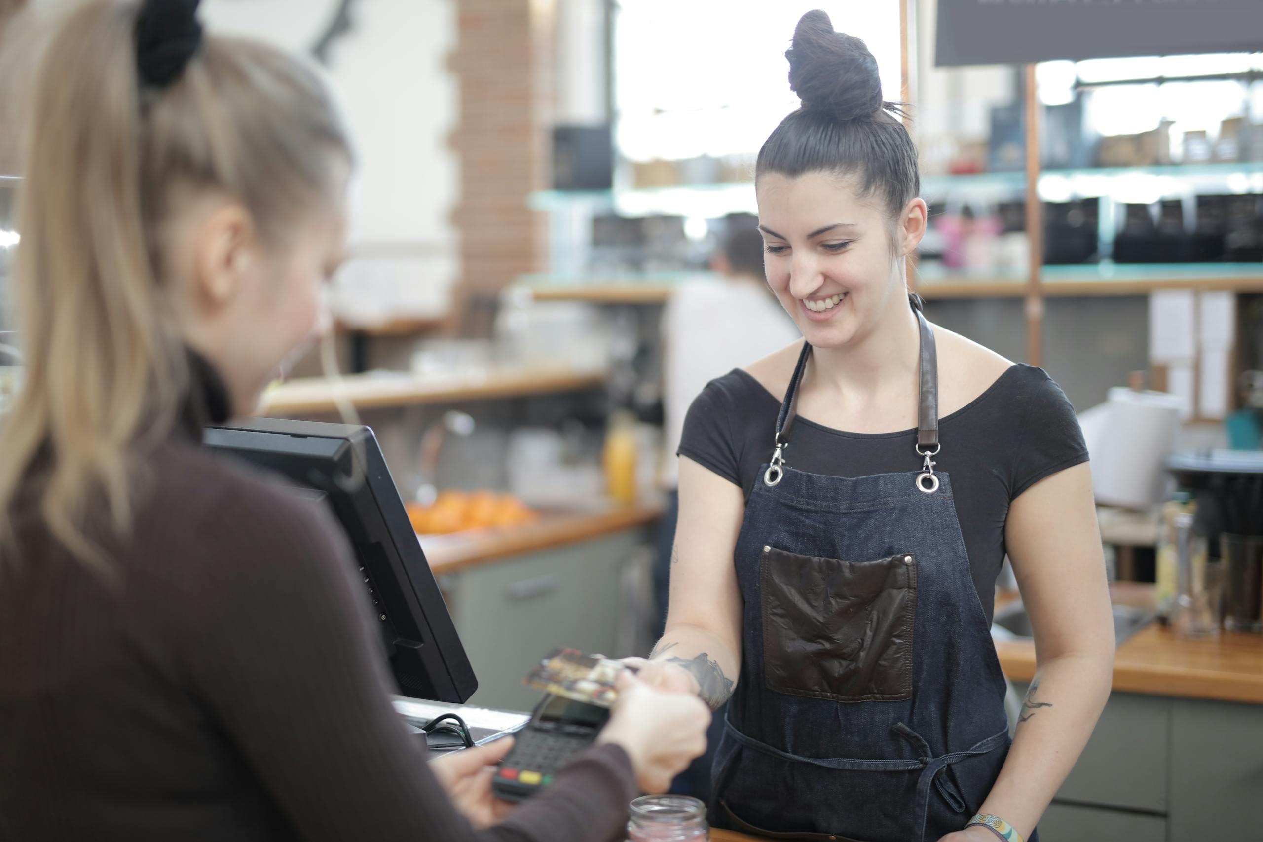 une femme paye son repas en chèque vacances dans un restaurant de Bordeaux